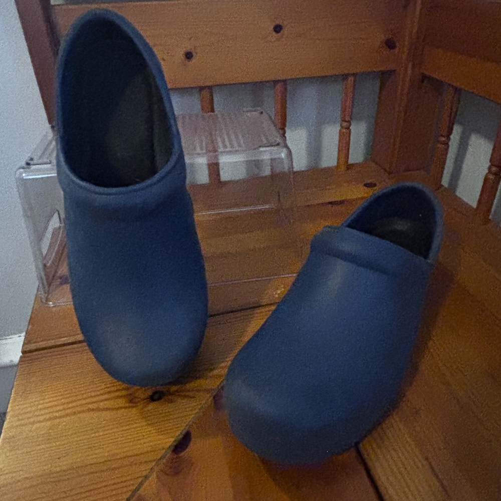 Women’s non slip nursing shoe